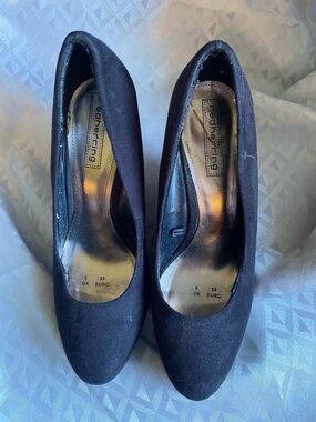 Black Women's Classic Round-Toe Pumps